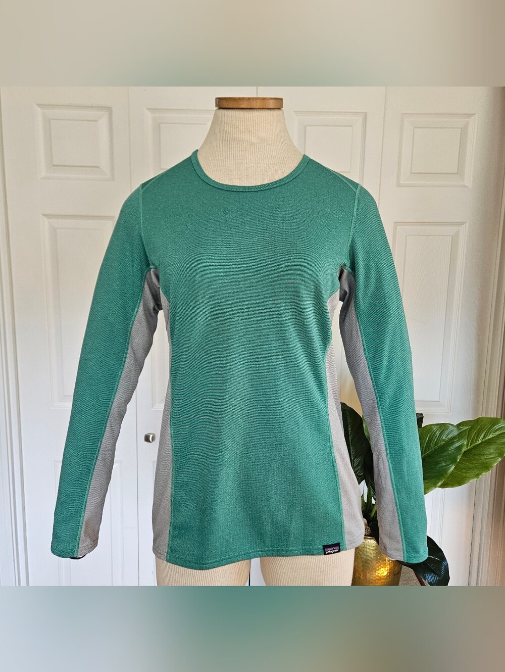 Patagonia Capilene Baselayer Activewear  Crew Neck  Longsleeve T-shirt Size S